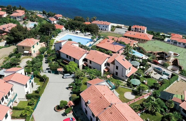 Schöne Wohnung für 4 Leute mit Pool, W-LAN, TV, Haustiere erlaubt und Parkplatz
