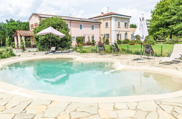 Angenehme Wohnung mit Klimaanlage, Pool, W-LAN, Innenhof, Haustiere erlaubt und Parkplatz