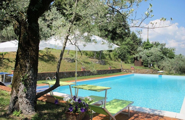 Schöne Wohnung in einem Ferienhaus mit Pool, W-LAN, TV, Innenhof, Haustiere erlaubt und Parkplatz