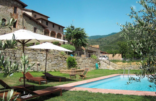 Angenehme Wohnung in einem Ferienhaus für 4 Personen mit W-LAN, Pool, TV, Terrasse und Parkplatz