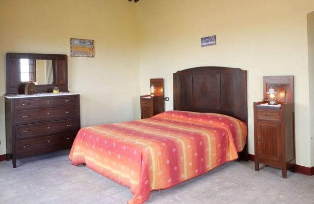 Angenehme Wohnung in einem Ferienhaus für 6 Personen mit Pool, W-LAN, TV, Balkon und Parkplatz
