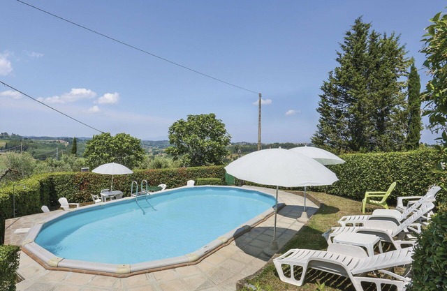 Wohnung in einem Ferienhaus mit Pool, Klimaanlage, TV, Innenhof, Haustiere erlaubt, Parkplatz