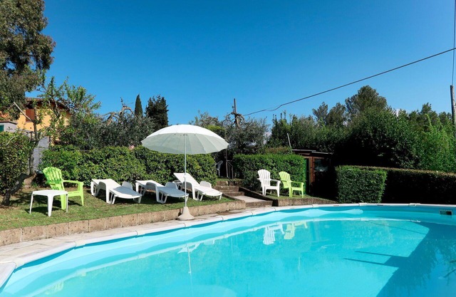 Herrliche Wohnung in einem Ferienhaus mit Pool, TV, Innenhof, Haustiere erlaubt und Parkplatz