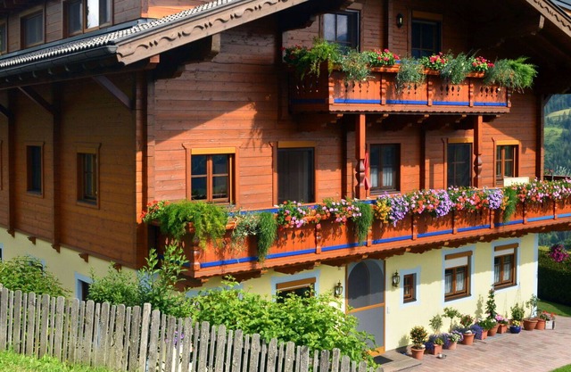 Herrliche Wohnung in einem Ferienhaus für 12 Leute mit Pool, W-LAN, TV, Balkon und Parkplatz