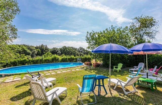 Wohnung in einem Ferienhaus mit privatem Pool, W-LAN, TV, Innenhof, Haustiere erlaubt, Parkplatz