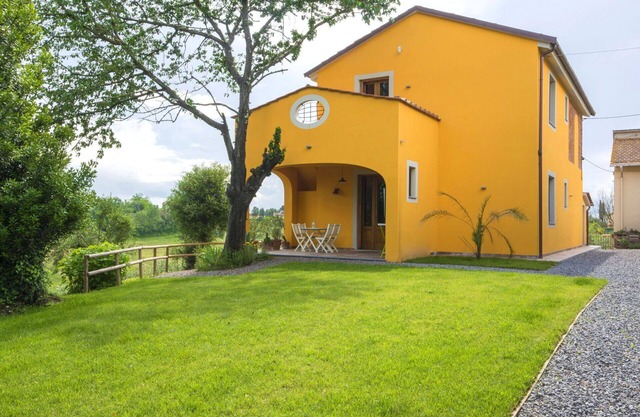 Angenehme Wohnung in einem Ferienhaus mit Pool, Klimaanlage, W-LAN, Haustiere erlaubt und Parkplatz