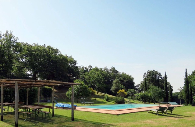 Herrliche Wohnung in einem Ferienhaus mit Klimaanlage, Pool, W-LAN, Haustiere erlaubt und Parkplatz
