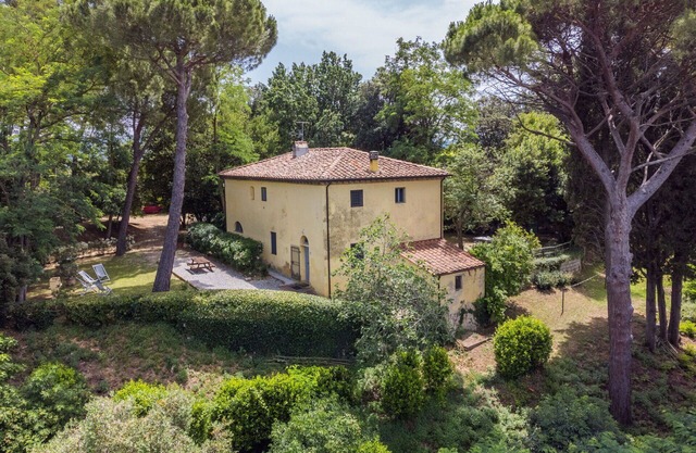 Schöne Wohnung in einem Ferienhaus für 4 Leute mit W-LAN, Pool, Haustiere erlaubt und Parkplatz