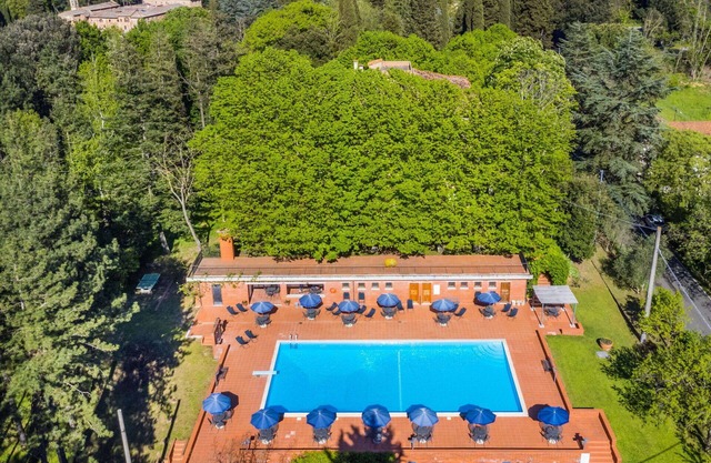 Schöne Wohnung in einem Ferienhaus mit W-LAN, Pool, TV, Terrasse, Haustiere erlaubt und Parkplatz