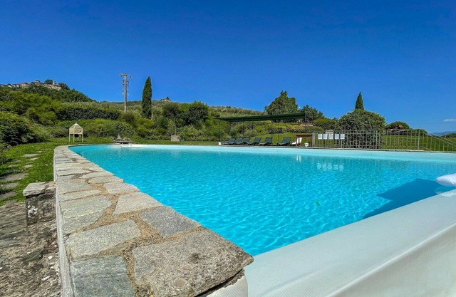 Lovely apartment in villa for 2 guests with pool, WIFI, pets allowed, panoramic view and parking