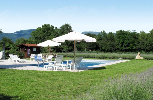Schöne Wohnung in einem Ferienhaus mit Pool, W-LAN, Klimaanlage, TV, Terrasse und Parkplatz