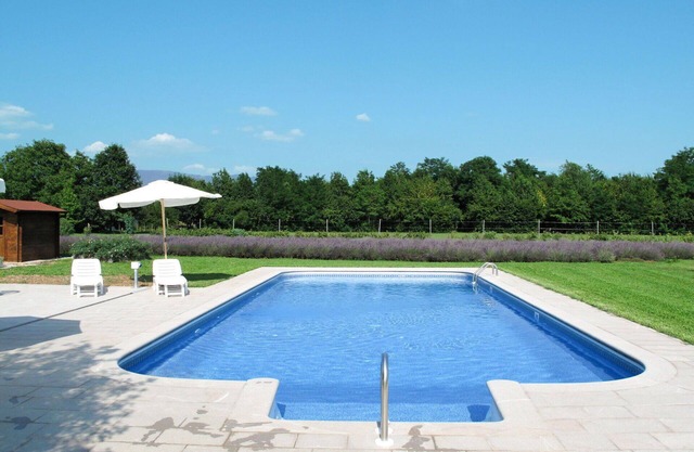 Schöne Wohnung in einem Ferienhaus mit Klimaanlage, Pool, W-LAN, TV, Terrasse und Parkplatz