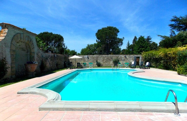 Schöne Wohnung in einem Ferienhaus mit W-LAN, Pool, TV, Panoramablick und Parkplatz