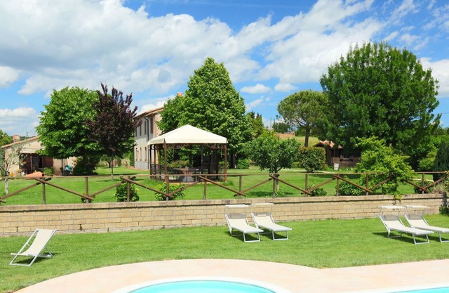 Schöne Wohnung in einem Ferienhaus mit W-LAN, Pool, TV, Haustiere erlaubt und Parkplatz