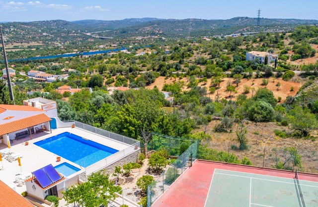Wohnung in einem Ferienhaus mit W-LAN, Klimaanlage, Pool, TV, Terrasse, Panoramablick, Parkplatz