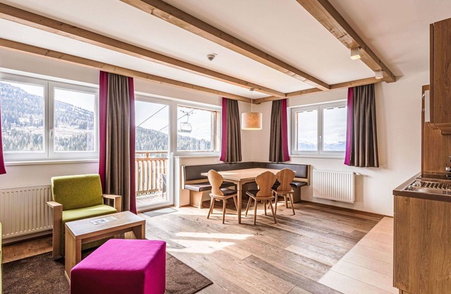 Lovely apartment in villa for 4 guests with WIFI, TV, balcony and parking