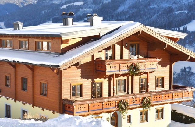 Schöne Wohnung in einem Ferienhaus für 4 Leute mit Pool, W-LAN, TV, Balkon und Parkplatz