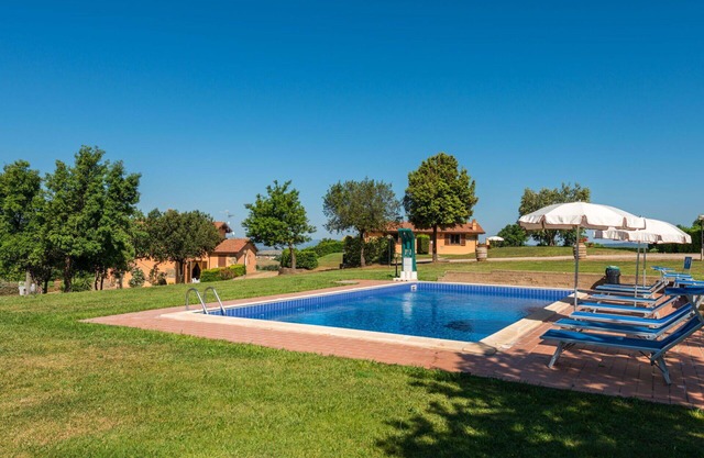 Gemütliche Wohnung in einem Ferienhaus mit Klimaanlage, Pool, W-LAN, TV, Terrasse, Parkplatz