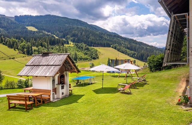 Angenehme Wohnung in einem Ferienhaus für 9 Personen mit W-LAN, TV, Innenhof und Parkplatz