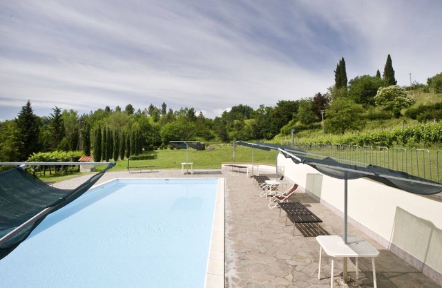 Angenehme Wohnung in einem Ferienhaus mit W-LAN, Pool, TV, Veranda, Haustiere erlaubt, Parkplatz