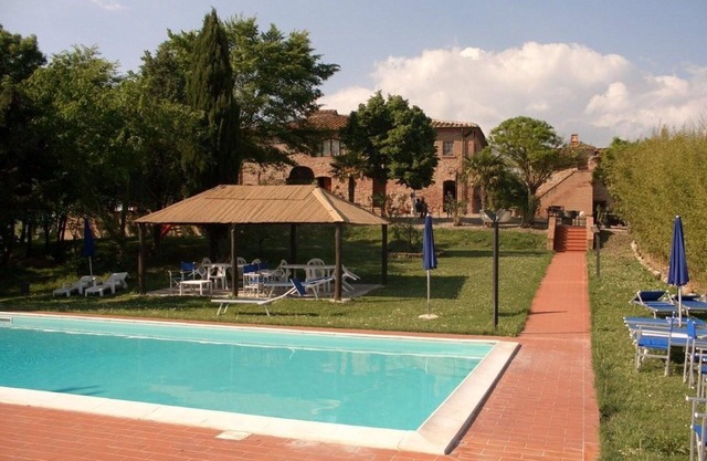 Herrliche Wohnung in einem Ferienhaus für 4 Personen mit W-LAN, Pool, Panoramablick und Parkplatz