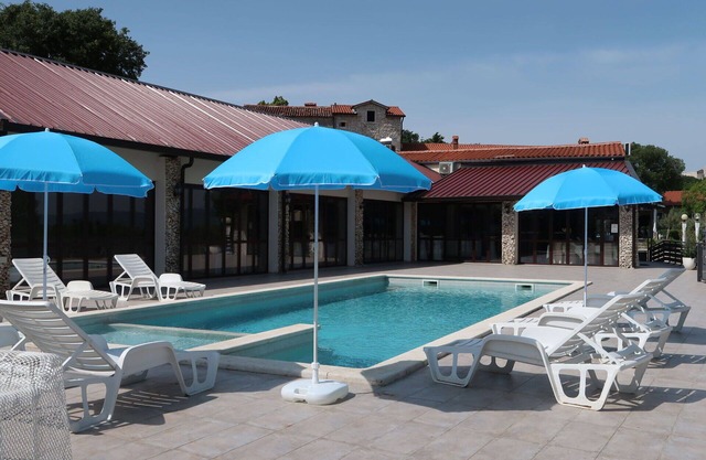 Schöne Wohnung in einem Ferienhaus mit Klimaanlage, Pool, W-LAN, TV, Innenhof, Parkplatz