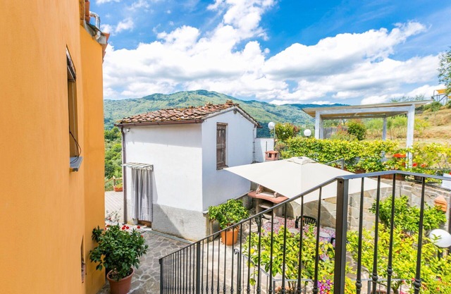 Schöne Wohnung in einem Ferienhaus für 3 Leute mit Pool, W-LAN, TV, Terrasse und Parkplatz