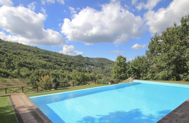 Angenehme Wohnung für 6 Personen mit W-LAN, Pool, TV, Balkon, Haustiere erlaubt und Parkplatz
