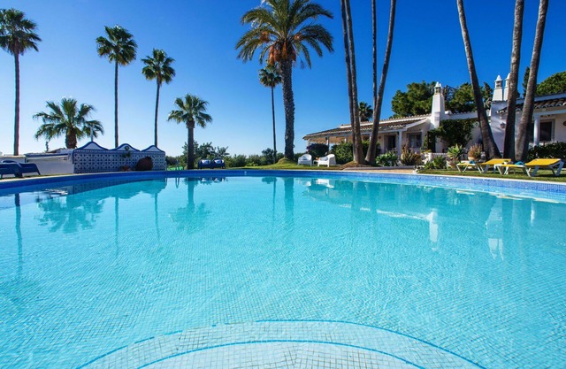 Angenehme Wohnung in einem Ferienhaus für 4 Gäste mit Pool, W-LAN, TV, Terrasse und Parkplatz