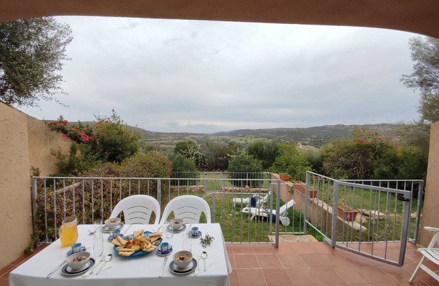 Wohnung in einem Ferienhaus mit Klimaanlage, W-LAN, Pool, TV, Terrasse, Panoramablick, Parkplatz