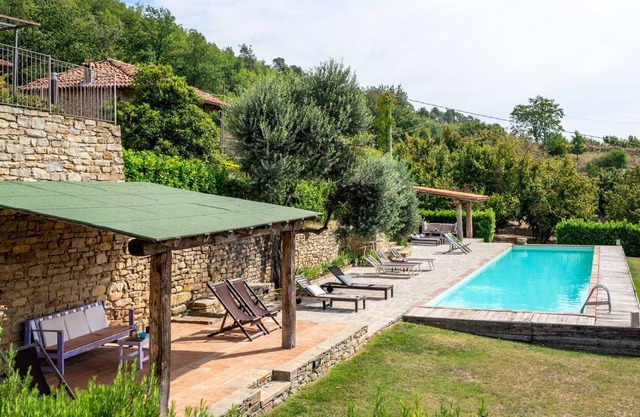 Herrliche Wohnung in einem Ferienhaus mit W-LAN, Pool, Balkon, Haustiere erlaubt und Parkplatz