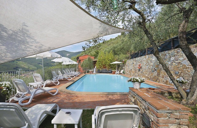 Schöne Wohnung in einem Ferienhaus mit W-LAN, Pool, TV, Innenhof, Haustiere erlaubt, Parkplatz