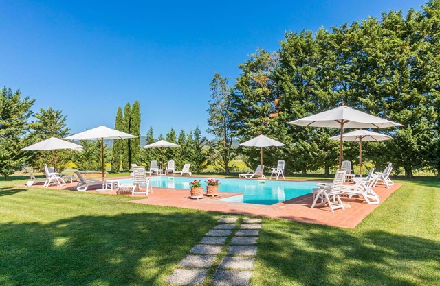 Herrliche Wohnung in einem Ferienhaus mit W-LAN, Pool, Klimaanlage, Terrasse und Parkplatz