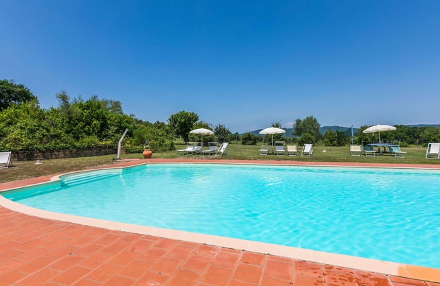 Angenehme Wohnung in einem Ferienhaus mit Pool, W-LAN, TV, Innenhof, Haustiere erlaubt, Parkplatz