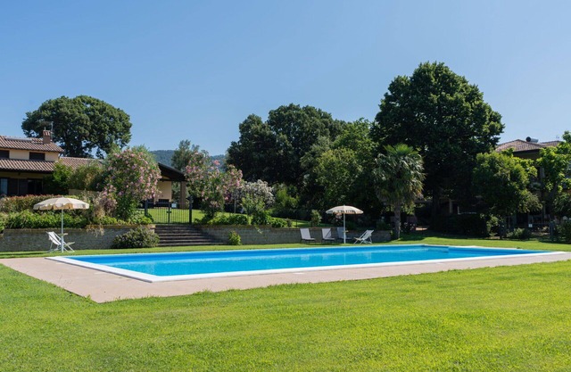 Angenehme Wohnung in einem Ferienhaus für 6 Personen mit Pool, W-LAN, TV, Terrasse und Parkplatz