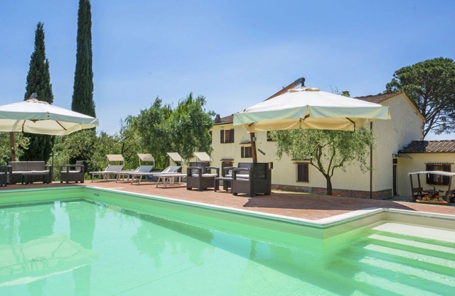 Wohnung in einem Ferienhaus mit W-LAN, privatem Pool, TV, Balkon, Haustiere erlaubt, Parkplatz