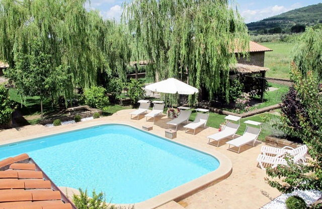 Schöne Wohnung in einem Ferienhaus mit W-LAN, Pool, TV, Innenhof, Panoramablick, Parkplatz
