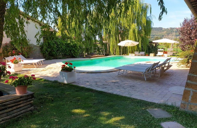 Schöne Wohnung in einem Ferienhaus mit Pool, W-LAN, TV, Innenhof, Panoramablick, Parkplatz