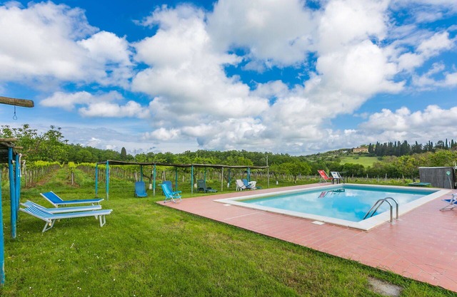 Herrliche Wohnung in einem Ferienhaus mit Pool, W-LAN, TV, Innenhof, Haustiere erlaubt, Parkplatz