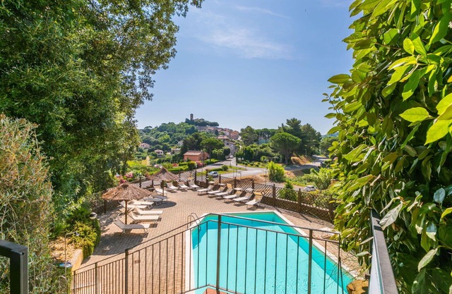 Herrliche Wohnung für 4 Personen mit W-LAN, Pool, Klimaanlage, TV, Innenhof und Parkplatz