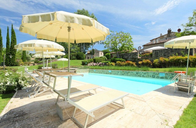 Gemütliche Wohnung in einem Ferienhaus für 6 Personen mit W-LAN, Pool, TV, Innenhof und Parkplatz