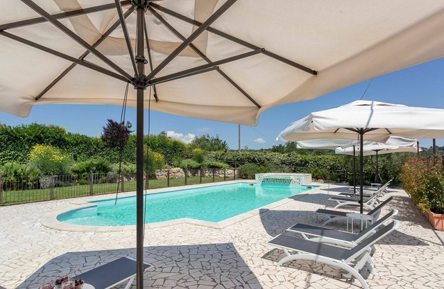 Wohnung in einem Ferienhaus mit W-LAN, Pool, Whirlpool, Klimaanlage, TV, Panoramablick, Parkplatz
