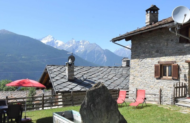 Lovely apartment for 5 people with TV, pets allowed and parking, close to Aosta