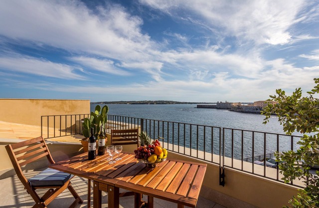 Schöne neu renovierte Wohnung mit Terrasse und herrlichem Meerblick + Wi-Fi