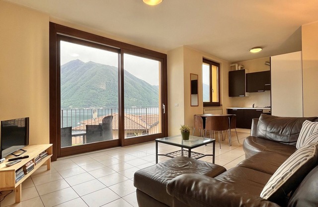 Schöne Wohnung mit Swimmingpool und atemberaubendem Seeblick