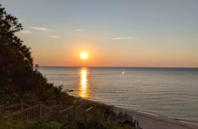 Lovely beach cottage with private deck, walk to the beach, vineyards nearby