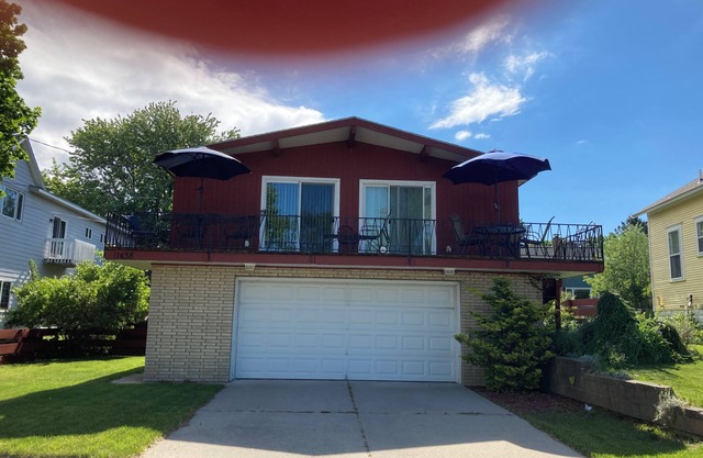 Lovely Beach Cottage mit Ansicht von Channel, Park, & Lighthouse.