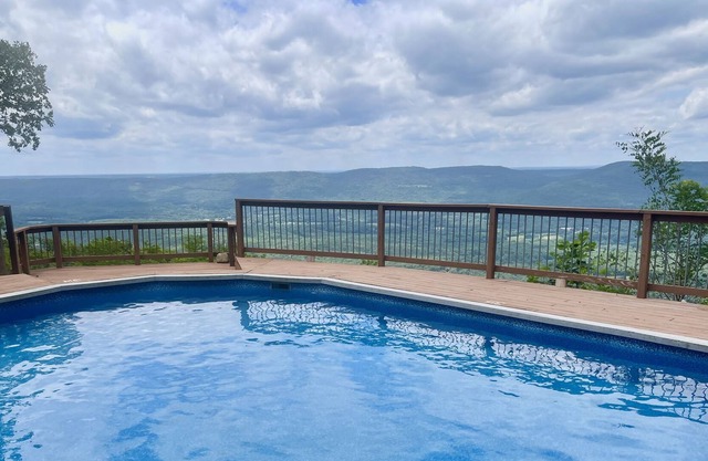 Lovely bluff home atop Lookout Mountain near Cloudland GA ; incredible views.