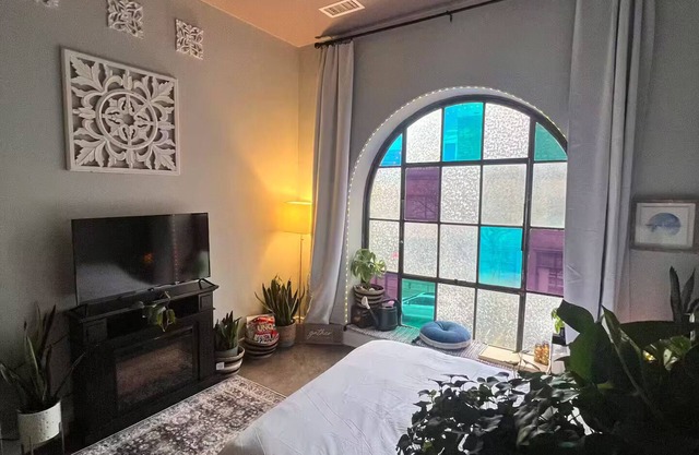 Downtown, Amphitheater, Seaside Park, Metro North, Ferry All 2-10min walk