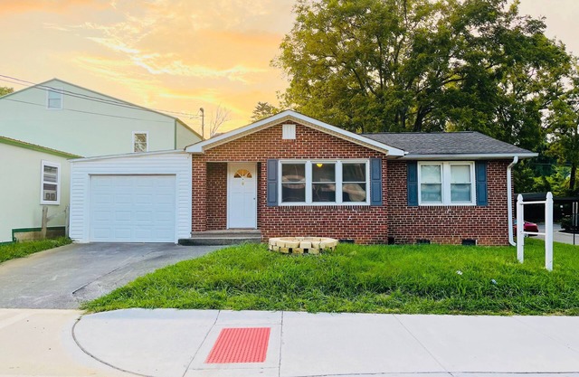 Lovely Brick Cottage in Downtown Blue Ridge